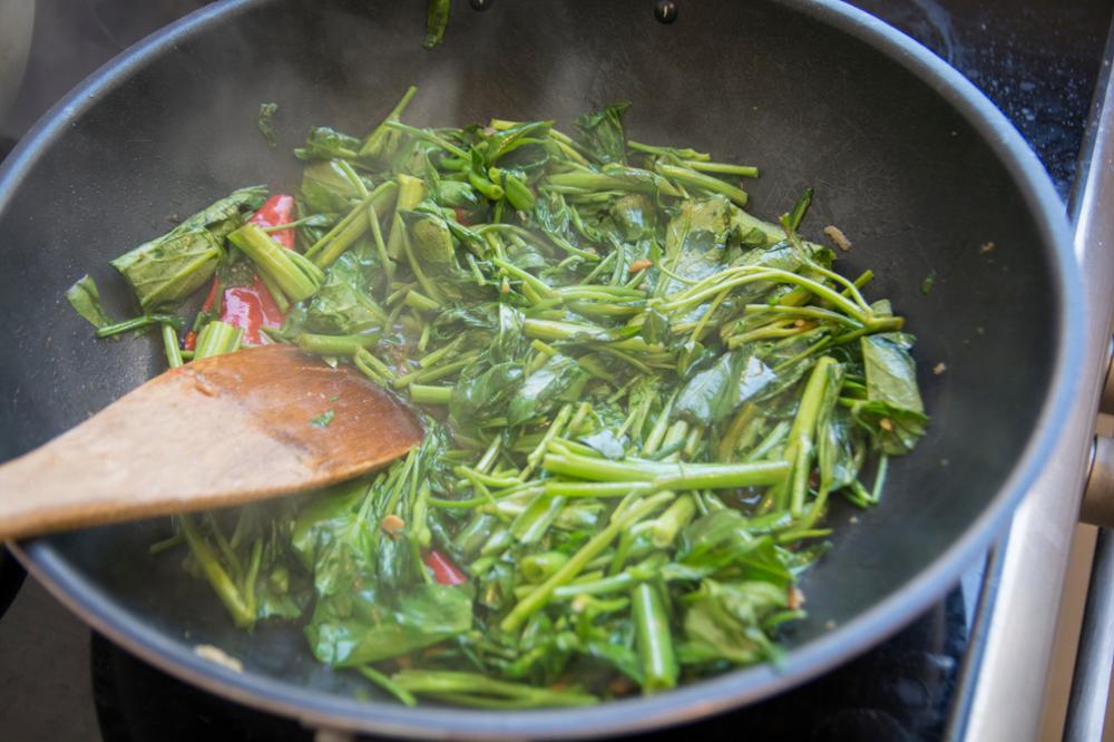 Morning glory : la recette thaïlandaise des épinards à l’ail